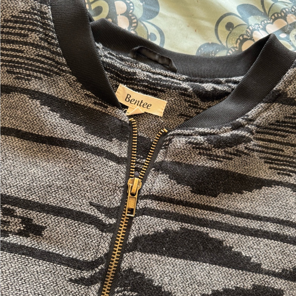 Gray And Black Patterned Jacket - image 2